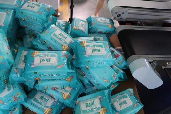 Good price Máy đóng gói khăn lau ướt bền được trang bị hệ thống điều khiển tiên tiến đảm bảo đóng gói chính xác và hoạt động trơn tru trực tuyến